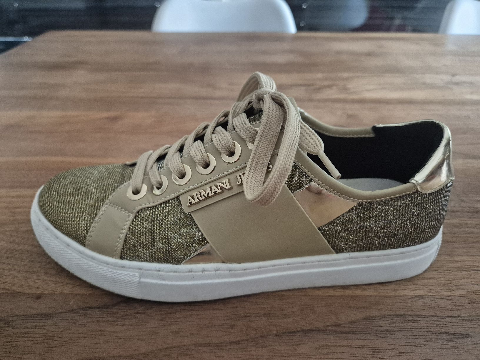 Armani Damenschuhe: Armani Jeans Damen Sneaker gold Grösse 38  – Gebraucht aus Näfels von Chanel.05