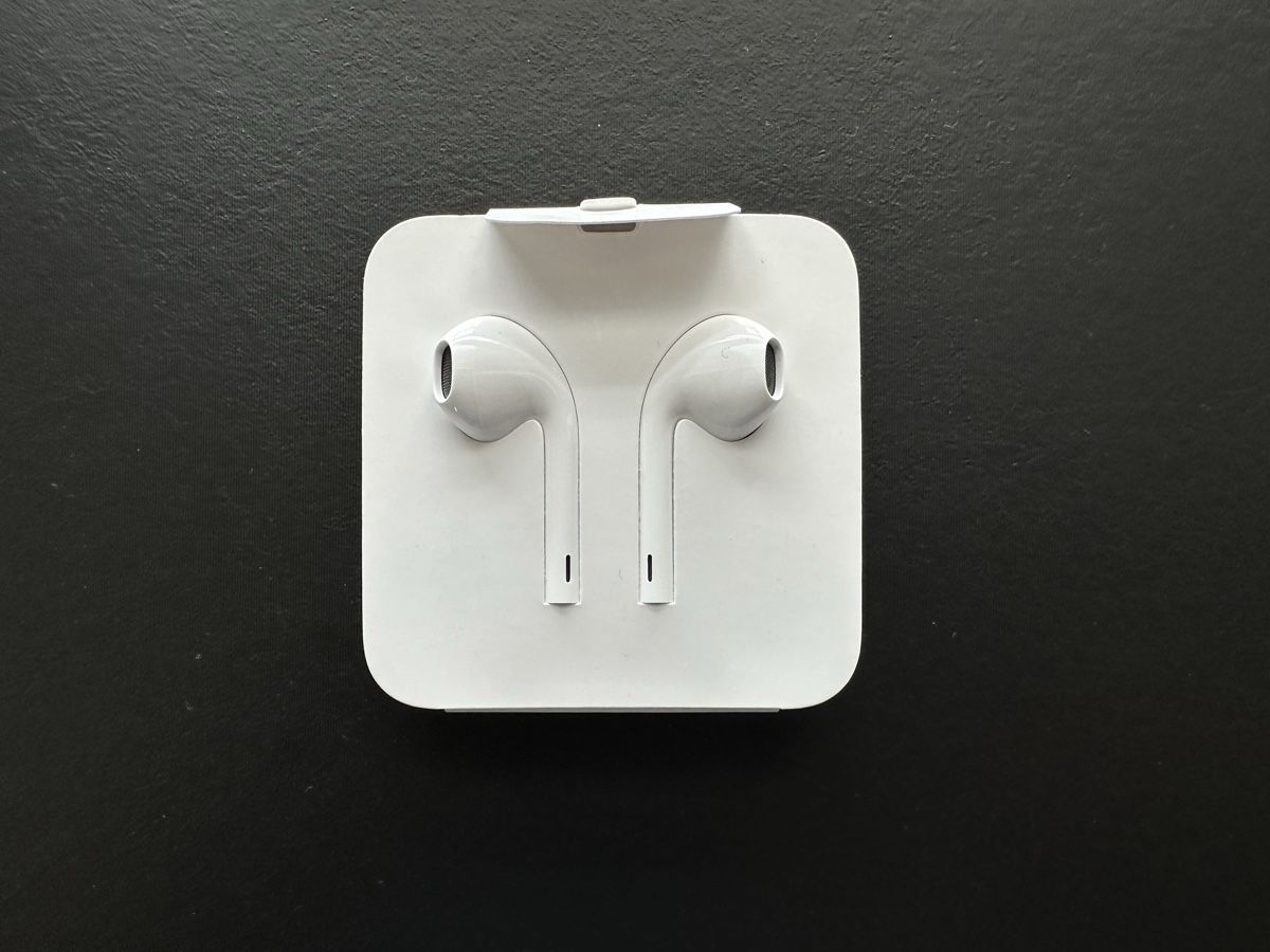 Apple Kopfhörer: APPLE EarPods (Lightning Anschluss) – Neu (gemäss Beschreibung) aus Regensdorf von sofia681 1