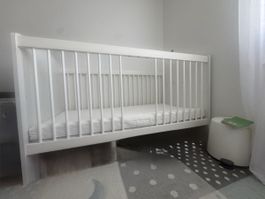 Kinderbett weiss mit Matratze guter Zustand