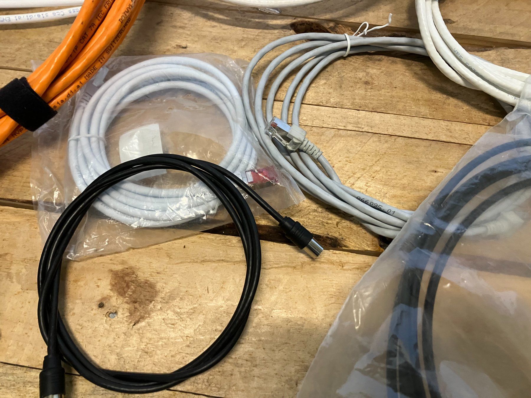 Kabel: Post. div. Antennen, Netzwerk, Serverkabel div. Länge ab 1.- – Gebraucht aus Lichtensteig von Buy24International 2