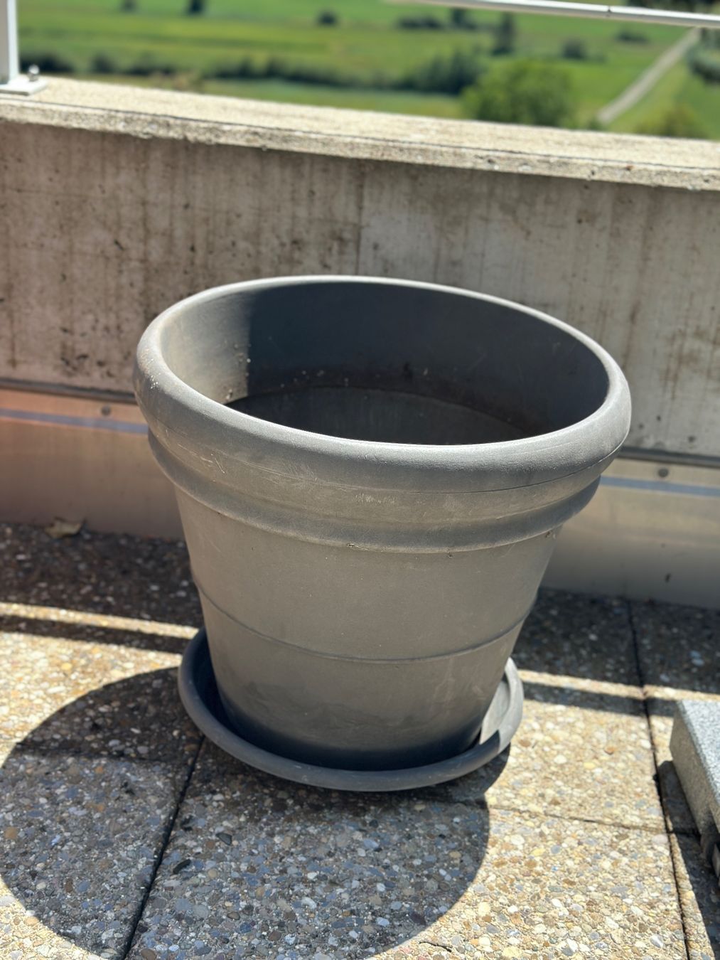 Pots de fleurs: Gr. Pflanzentopf Kunststoff ca 45cm Anthrazit – D'occasion à Zuzwil SG par jea_lh9m 1