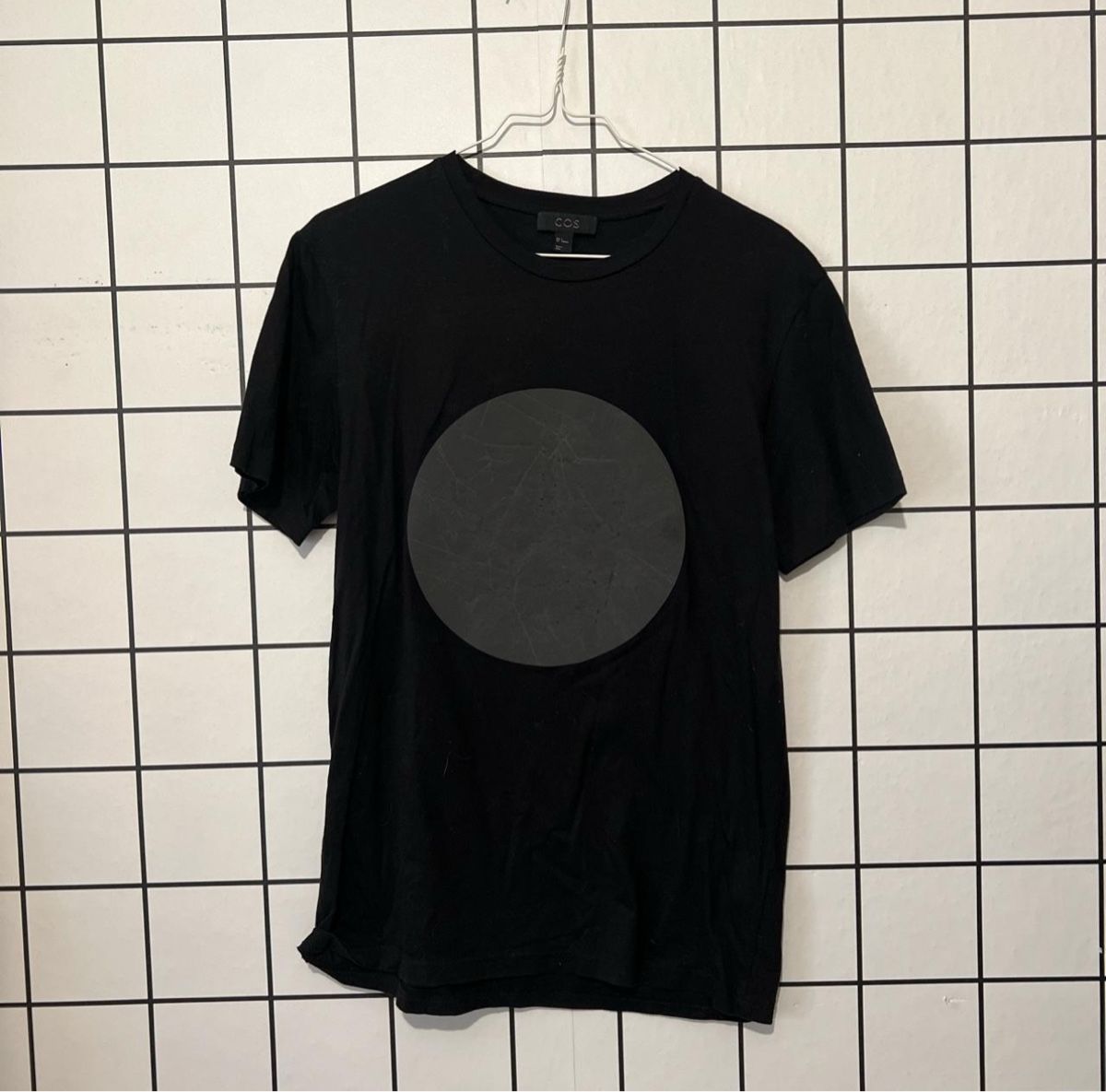 Cos T-Shirts: COS Black T-Shirt Reflective Silver Circle graphic - SIZE S – Gebraucht aus Genève von ravehotline 1