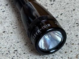 Taschenlampe Maglite Mini 2AA schwarz, guter Zustand