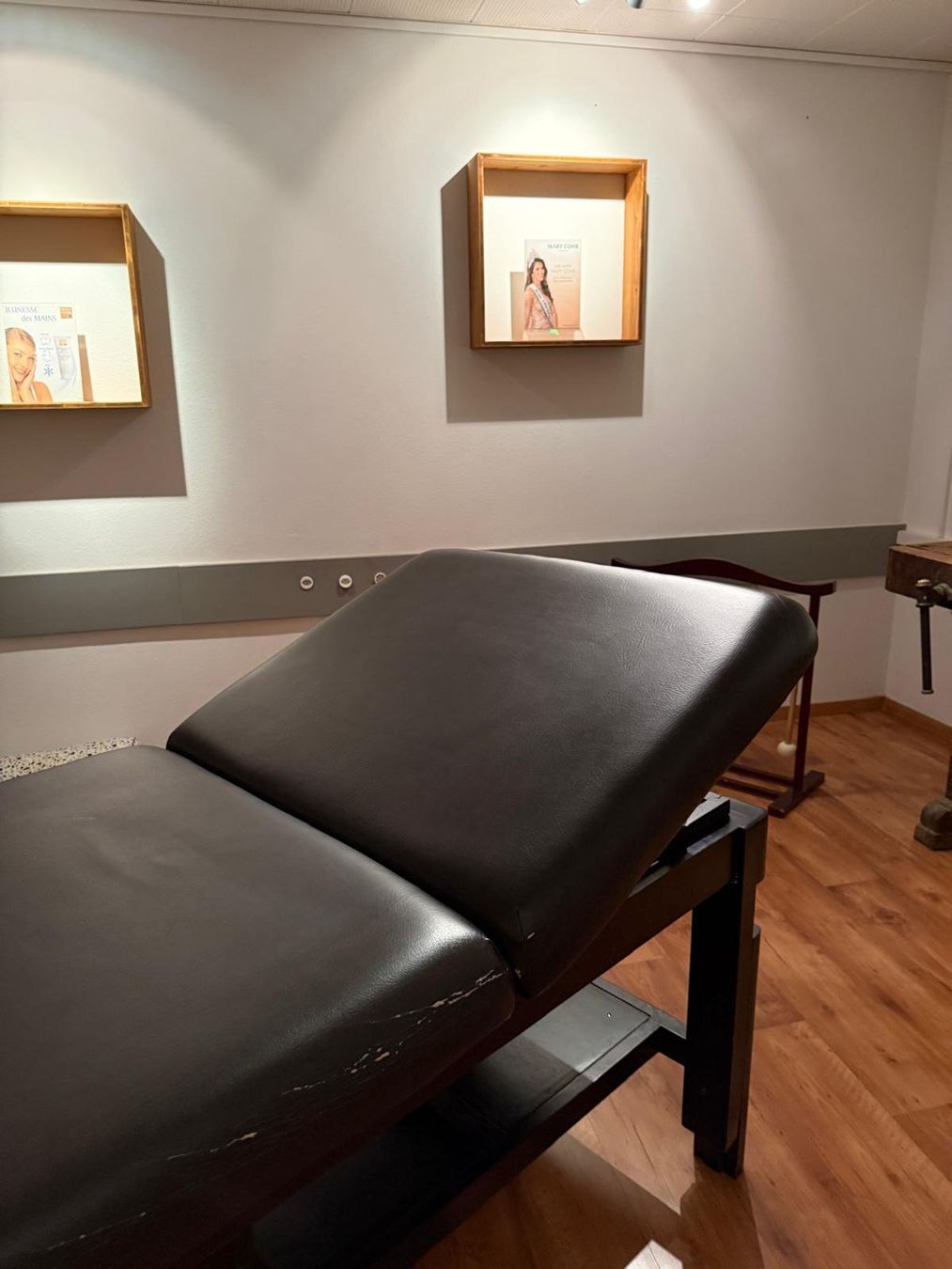 Lettini & sedie per cosmetici: Table de massage/esthétique pro réglable - Bon état – Usato da St-imier venduto da chr_7zhj 2
