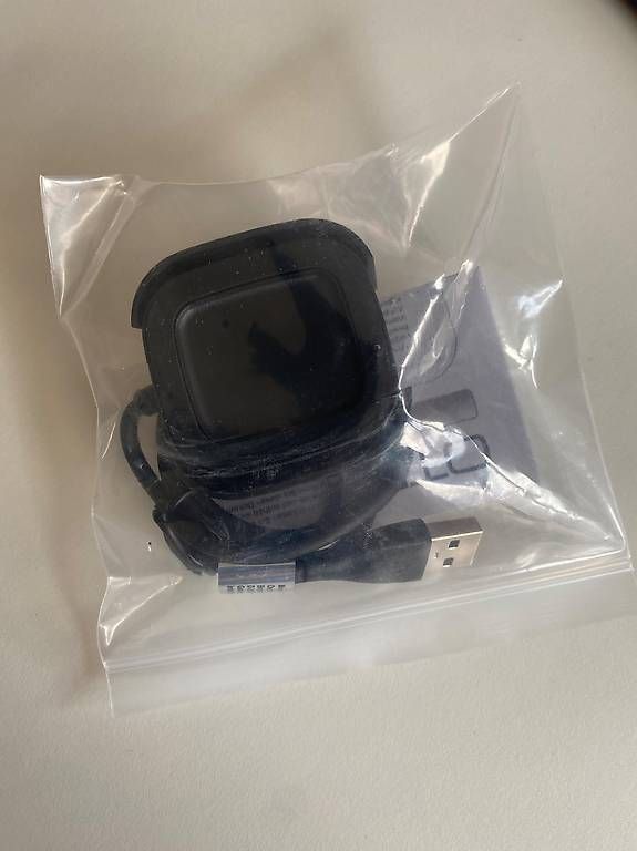 Accessori per Smartwatch: Ladegerät Fitbit Versa – Nuovo e nell'imballaggio originale da Ennetbaden venduto da Dina100