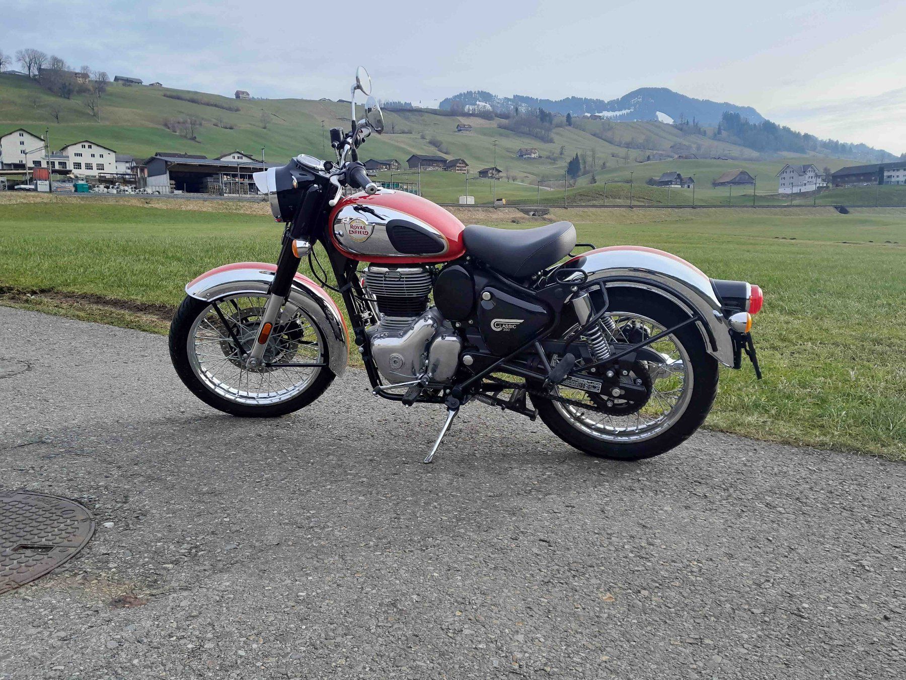 Royal Enfield Strasse: Zu Verkaufen: Royal Enfield 350 Classic Chrome Red – Gebraucht aus Hasle LU von Stom7 3