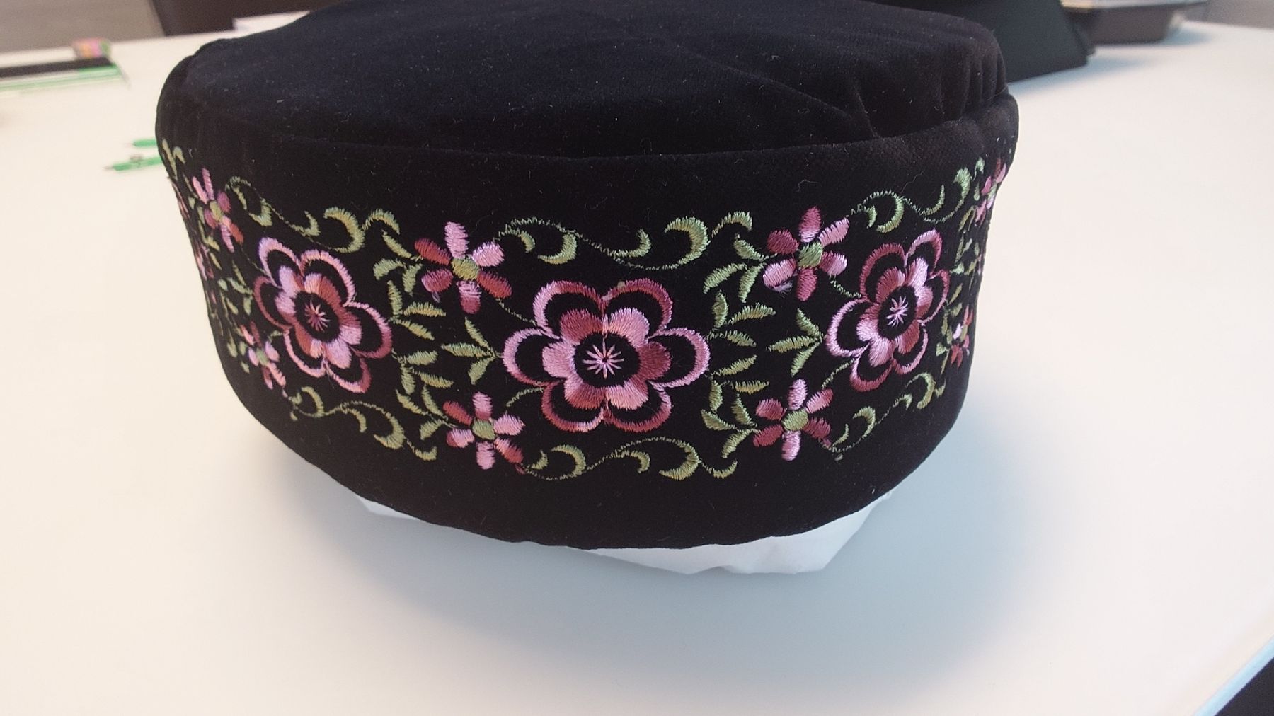 Copricapi, berretti & cappellini: Schwarze Trachten Kopfbedeckung mit Blumenmuster Gr. 56.5 cm – Nuovo (secondo la descrizione) da Bolken venduto da WHITE-1 1