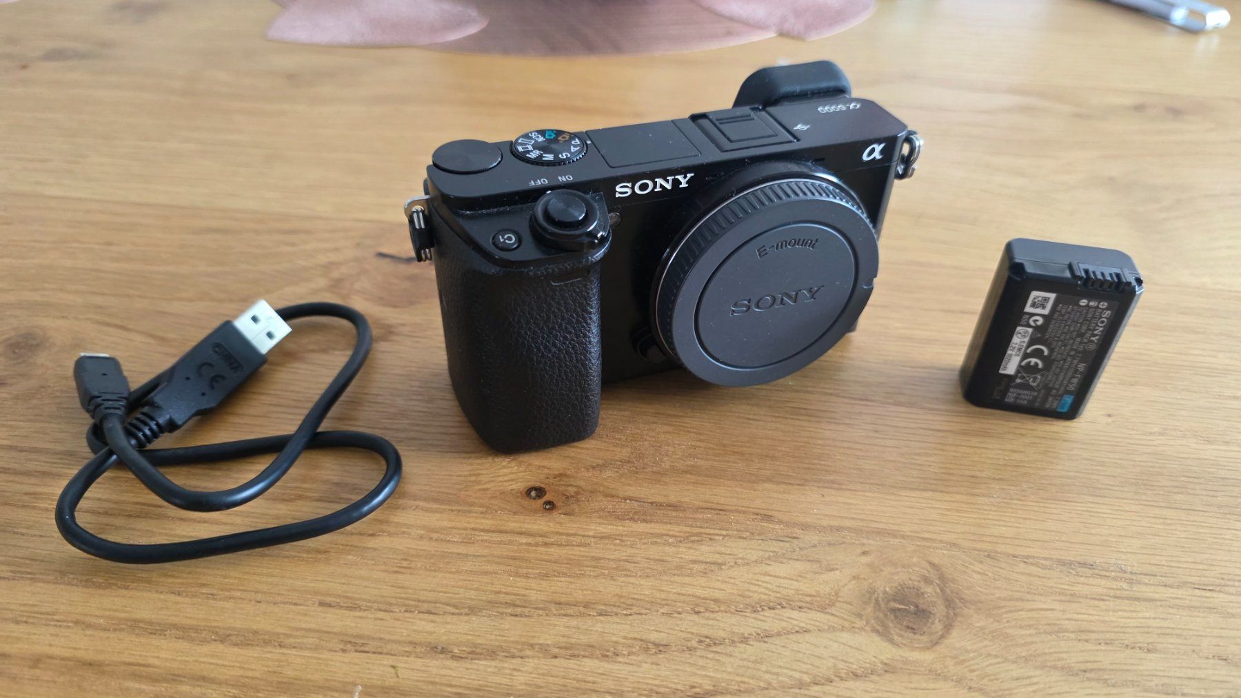 Sony Fotocamera: Sony Alpha 6000 Systemkamera + Akku, top Zustand – Usato da Zufikon venduto da notebook6 4