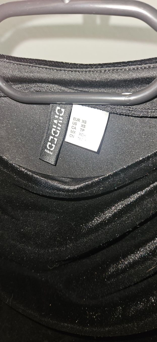 H&M Vestiti: Robe courte velours noir – Usato da Vétroz venduto da MargauxLDG 3