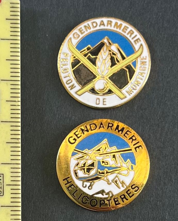 Swiss Placchette & Badge: Gendarmerie /Helikopter / 2 Pin – Usato da Ostermundigen venduto da DaxKarten-75