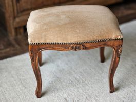 Antiker Hocker im französischen Stil
