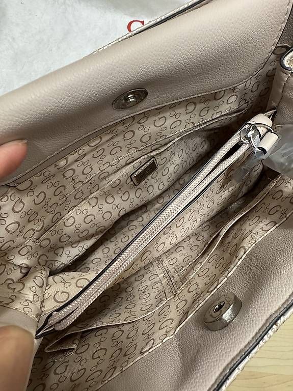 Taschen für Damen: Guess Tasche  – Neu und originalverpackt aus St.gallen von Hmyr 1