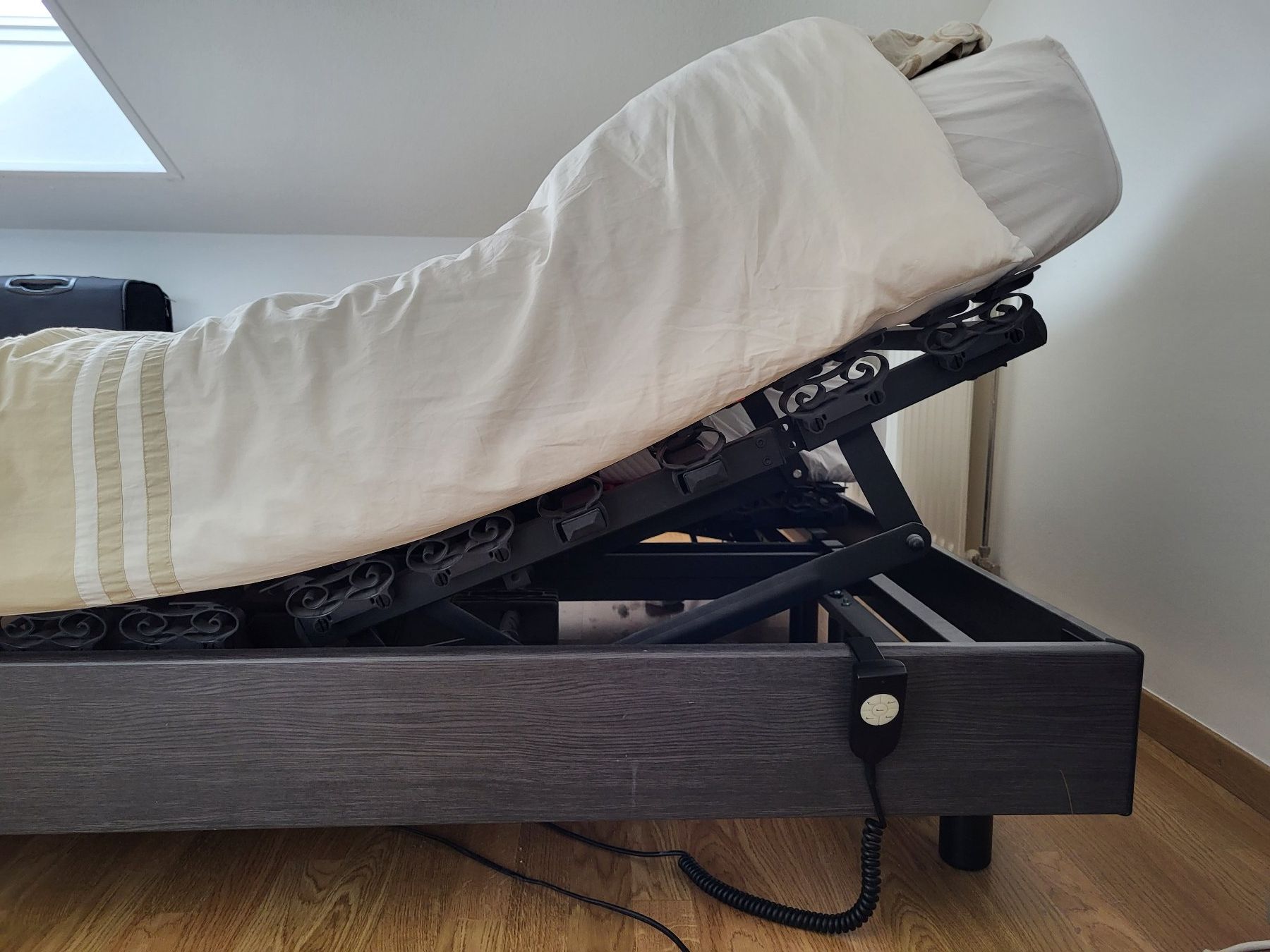 Letti: Lit avec sommier relevable electrique – Usato da Petit-Lancy venduto da CristianPabloRivier 1
