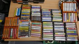 Viele Kinder und Märchen-Kassetten