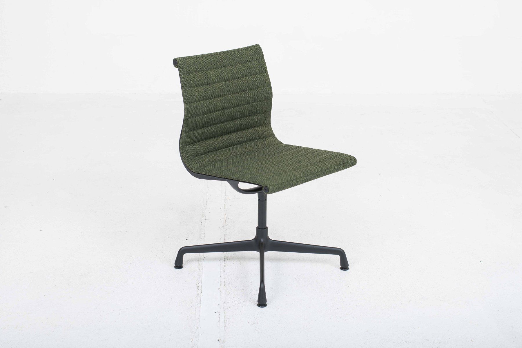 Vitra Sedie: Vitra EA 101 Dine Chair von Eames in Hopsak Nero/Forest – Usato da Zürich venduto da STUZH38 3