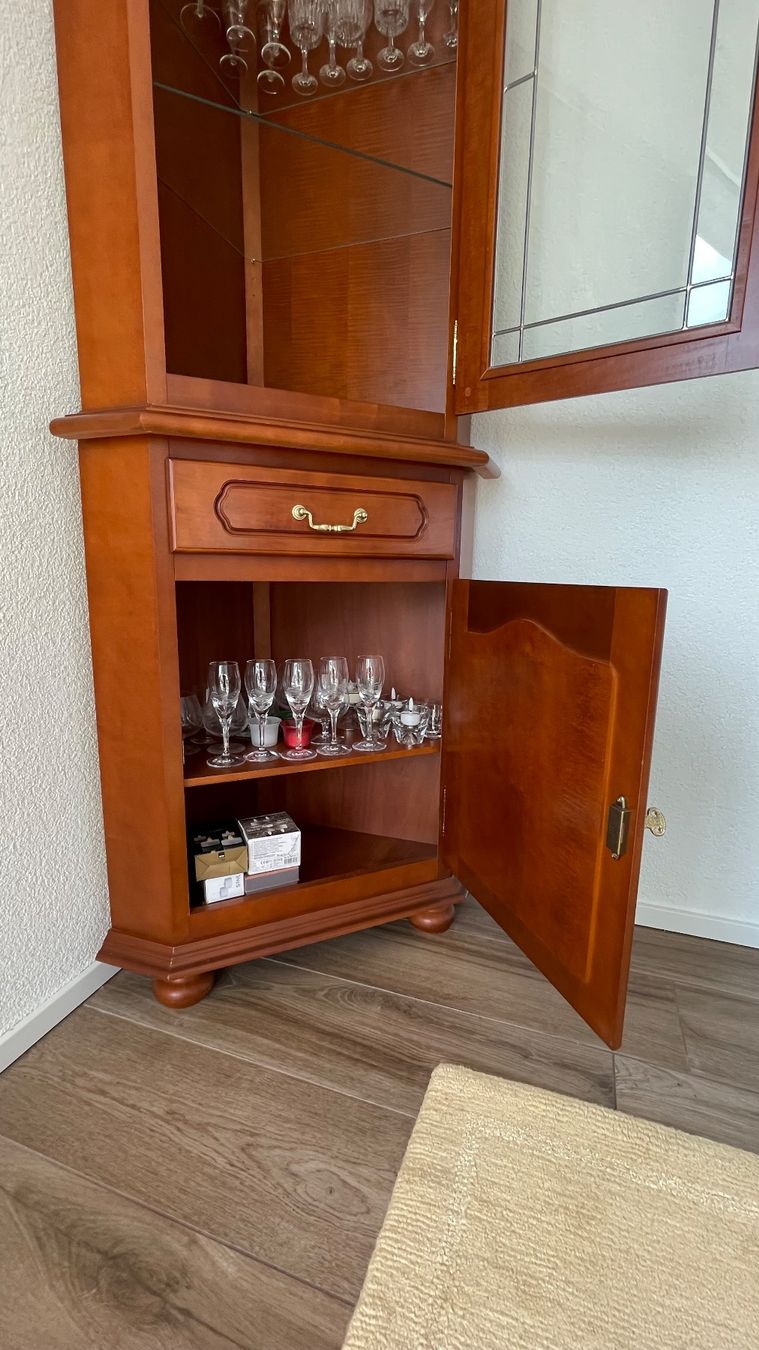 Vitrinen: Klassische Eckvitrine mit Beleuchtung – Kirschbaum – Gebraucht aus Wettswil von MoeLu 4