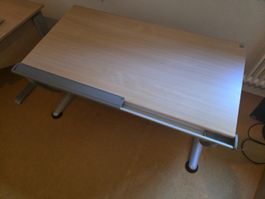 Höhenverstellbarer und neigbarer Kinderschreibtisch
