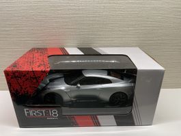 Modellauto Nissan GT-R First:18 silber Massstab 1:18 OVP