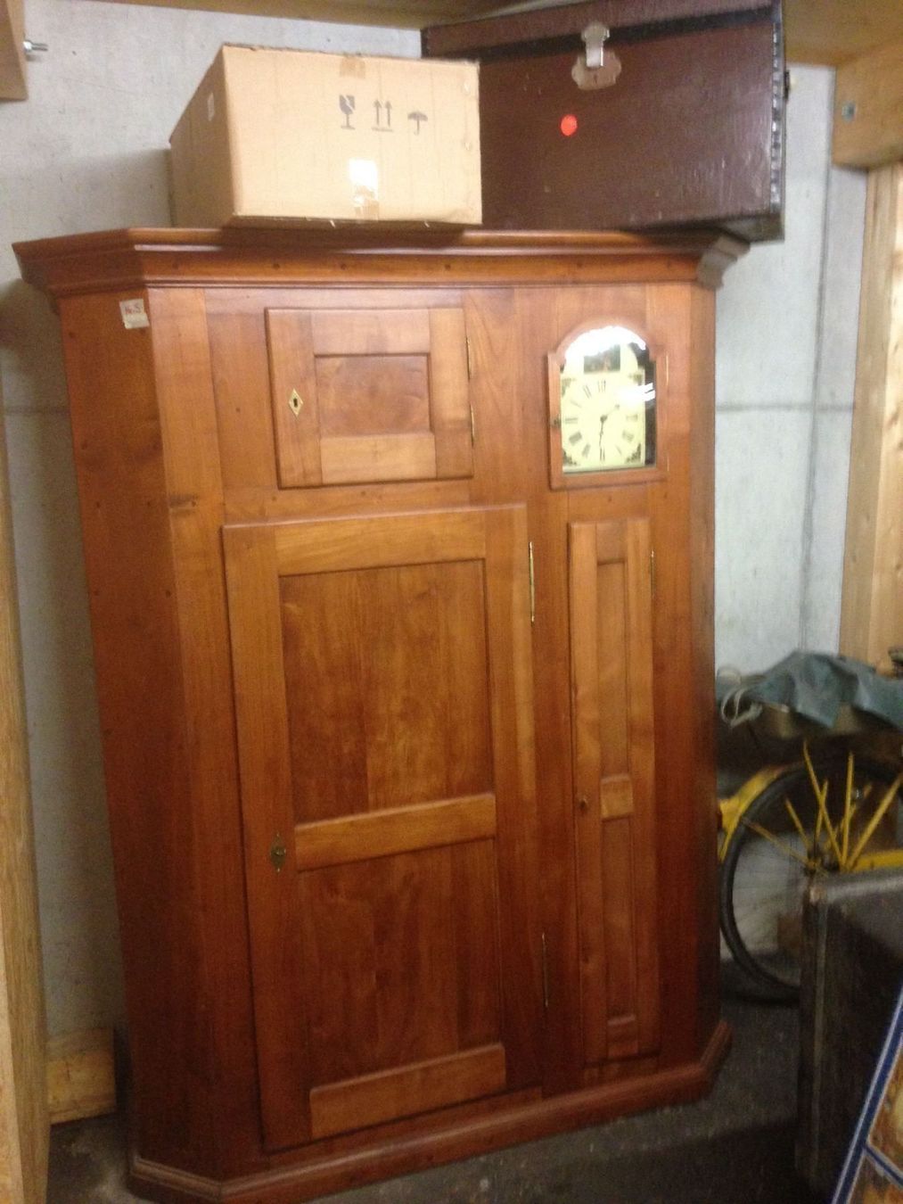 Armadi: Buffet Biedermeier Stil Kirschbaum,  Uhr – Usato da Koblenz venduto da Kbaldinger
