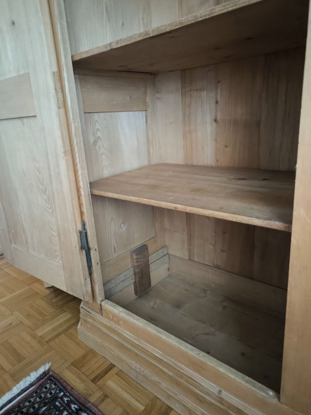 Schränke: Antiker zweitüriger Bauernschrank – Gebraucht aus Bülach von Stscho 3