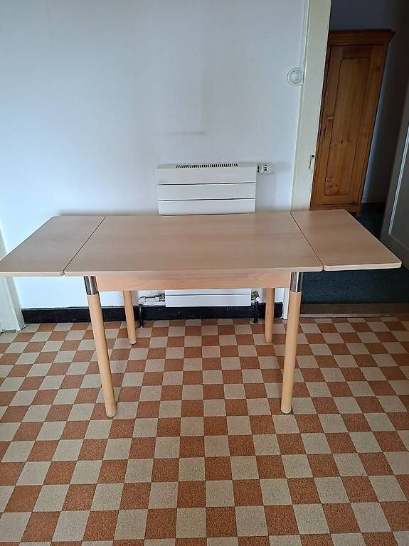 Set di tavolo e panche: Table extensible en bois, 2 chaises paillées – Usato da Yverdon-les-Bains venduto da val_pw78 1