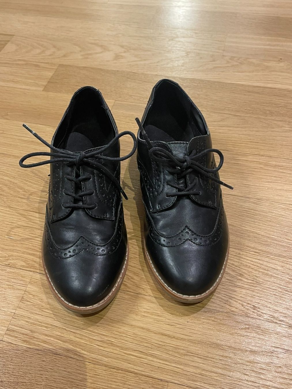Damenschuhe: Schwarze Schnürschuhe in Leder-Look, Grösse 36 – Gebraucht aus Rheineck von FGeissler 2