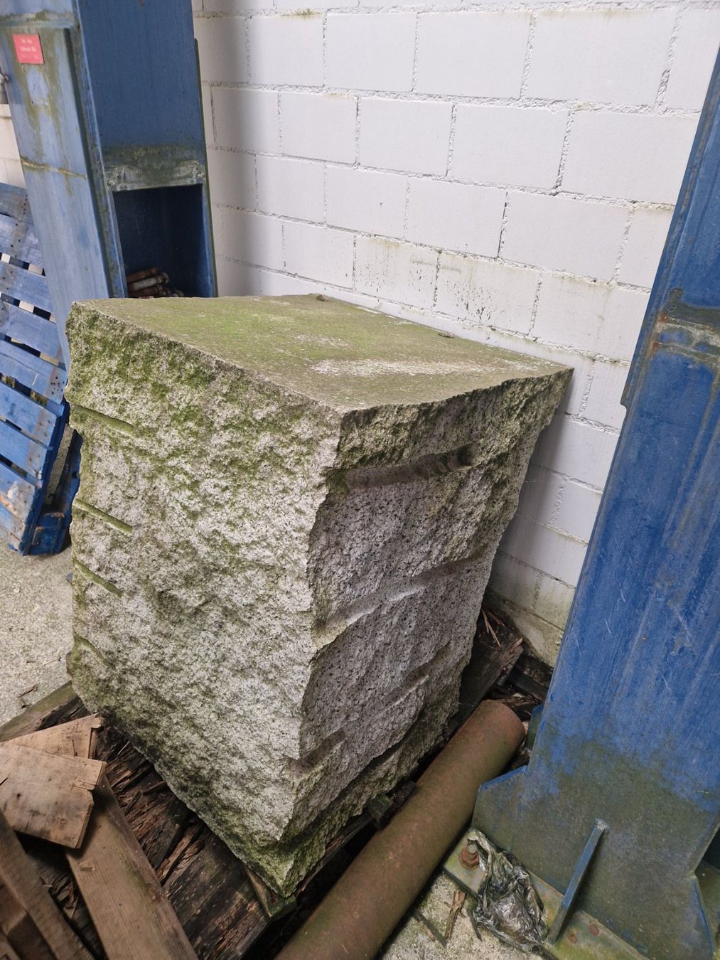 Pietre & tegole: Granitblock Granitquader Quaderstein – Usato da Oetwil am See venduto da tapirus 1