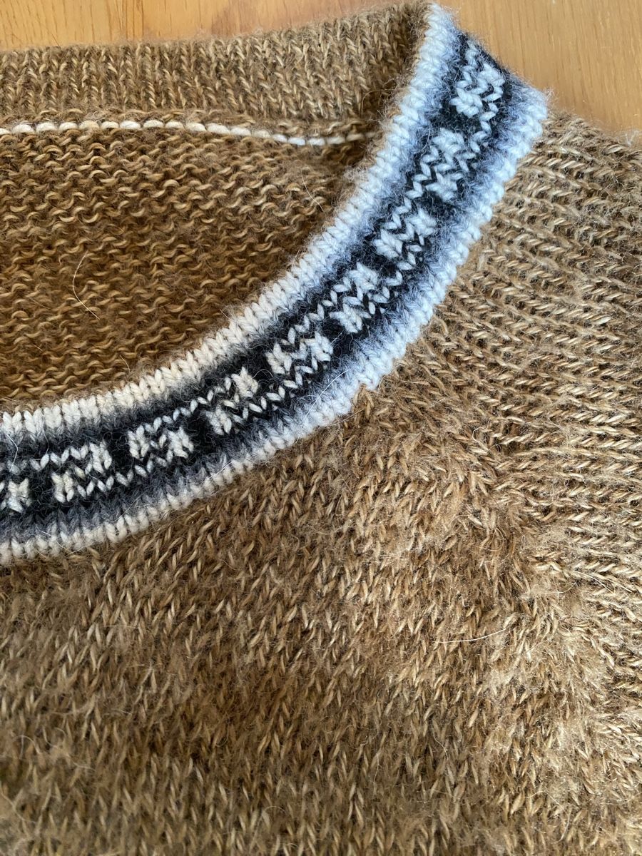 Pullover & Sweatshirts: Brauner Strickpullover Alpakawolle mit Muster, Grösse L-XL – Gebraucht aus Meinisberg von coo_2thr 1