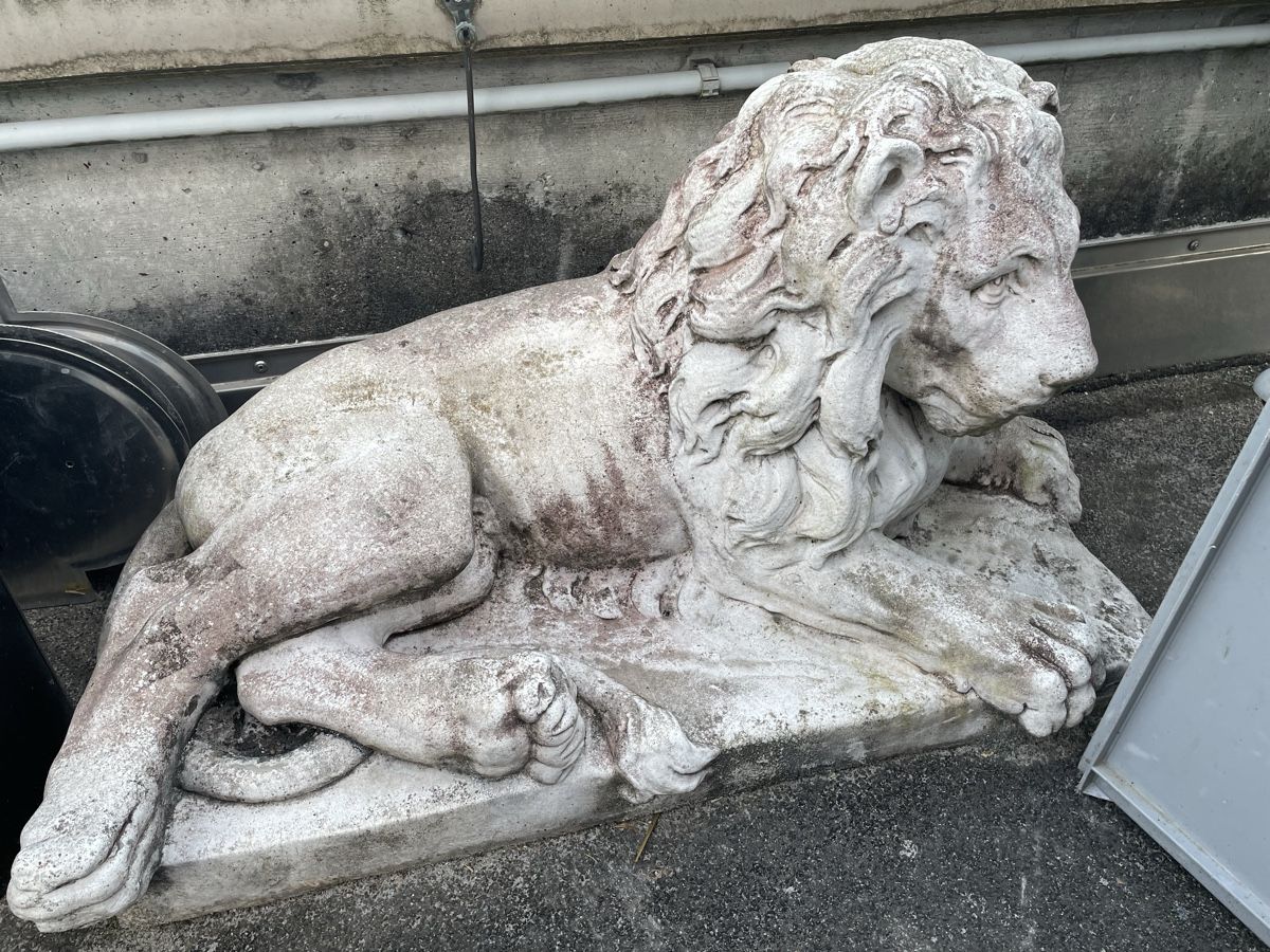 Tutte le decorazioni: Große liegende Löwenstatue aus Stein – Usato da Oberkulm venduto da mgergely3 3