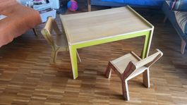 Kindertisch mit zwei Kinderstühlen von Kidsonroof