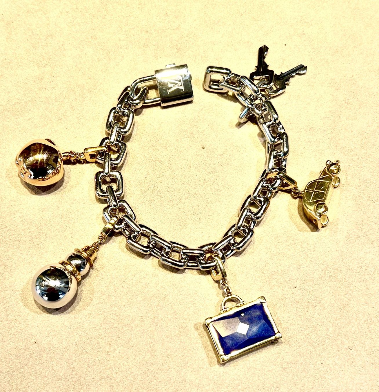 Louis Vuitton Bracciali & Braccialetti: Louis Vuitton Armkette + 4 Charms – Usato da Stäfa venduto da Wdsoft 1