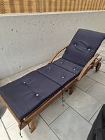 Zwei Liegestühle mit Kissen aus Holz klappbar