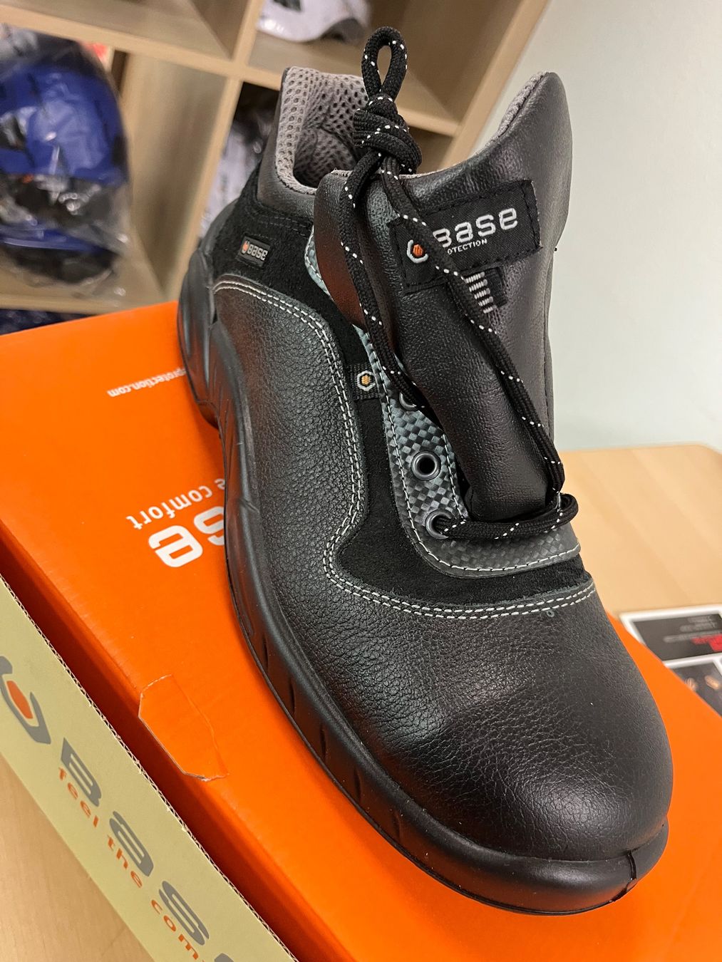 Scarpe da uomo: Chaussures de sécurité Base Etoile B0166, T. 44, Neuves! – Nuovo e nell'imballaggio originale da Satigny venduto da SP-Industriel