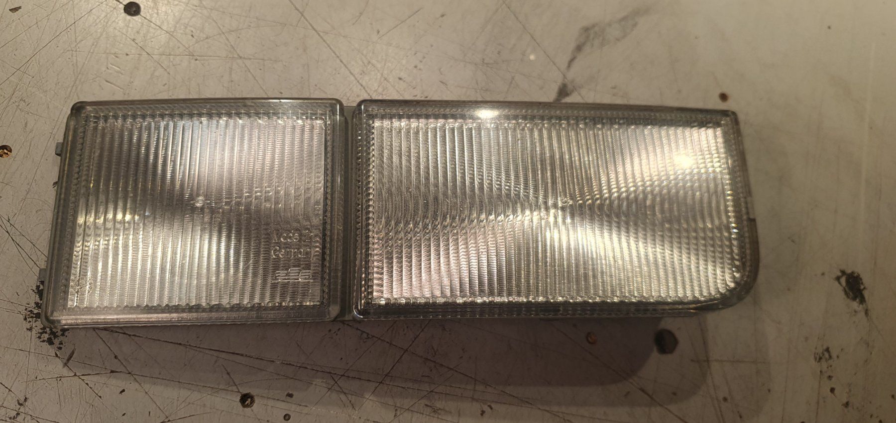 Volkswagen Tutti pezzi di ricambio auto: VW PASSAT B6 3C2 Front Reflector 3A0941778 – Usato da Langnau i. E. venduto da Superseven69