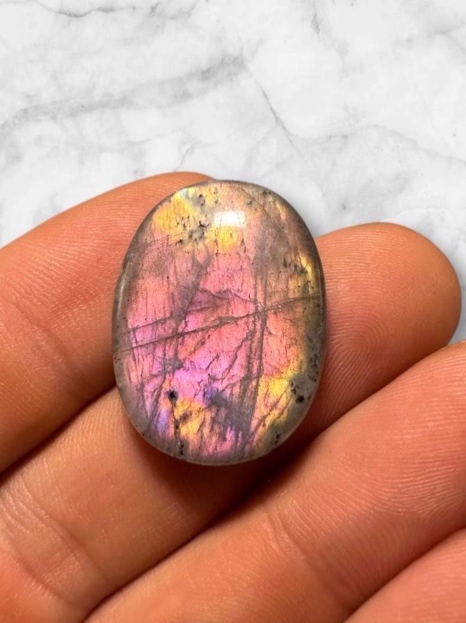 Mineralien & Heilsteine: Labradorit Cabochon wunderschön pink, 30ct – Neu und originalverpackt aus Männedorf von CabochonExceptionnel