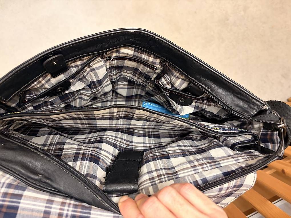 Taschen: Esprit Umhängetasche schwarz  – Gebraucht aus St. Gallen von ryo83 4