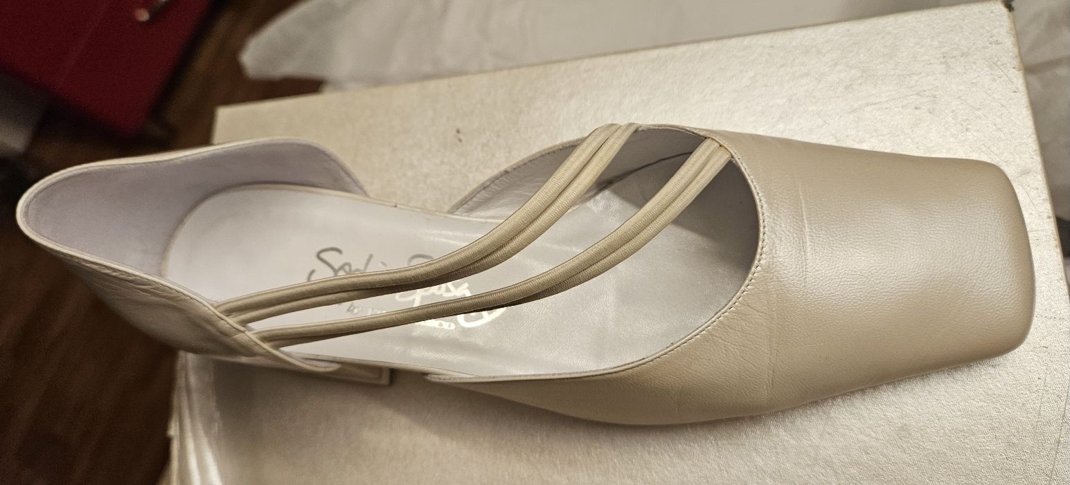 Chaussures femmes: Brautschuh Gr. 36 nur 1x getragen – D'occasion à St. Gallenkappel par masterglaus01