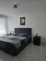 Top Zustand Bett ohne Matratze + 2 Nachtisch