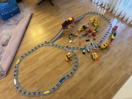 train LEGO Duplo avec véhicules de chantier et rails