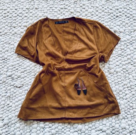 ZARA TOP MIT PASSENDEM HOLZSCHMUCK – BOHO-VIBE