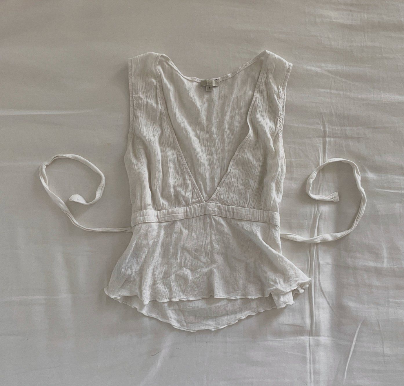 Brandy Melville Top: White tie-back v neck top – Usato da Genève venduto da toandfrom 3
