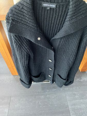 Modische Strickjacke