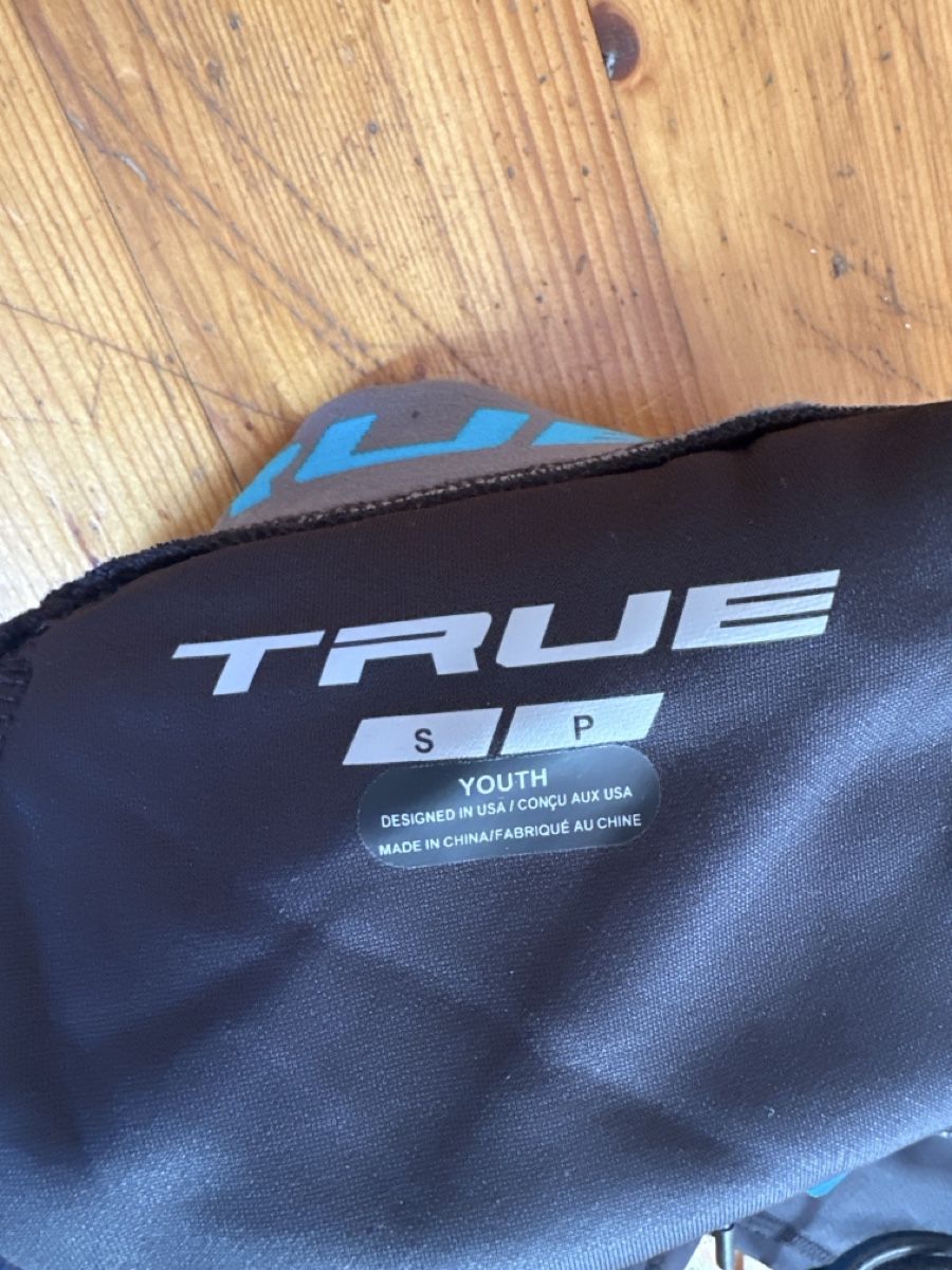 Kleiderpakete & -sets: TRUE Trainingsanzug, Jugend Gr. M / Hose S – Neu und originalverpackt aus Trimmis von vai_9qzr 5