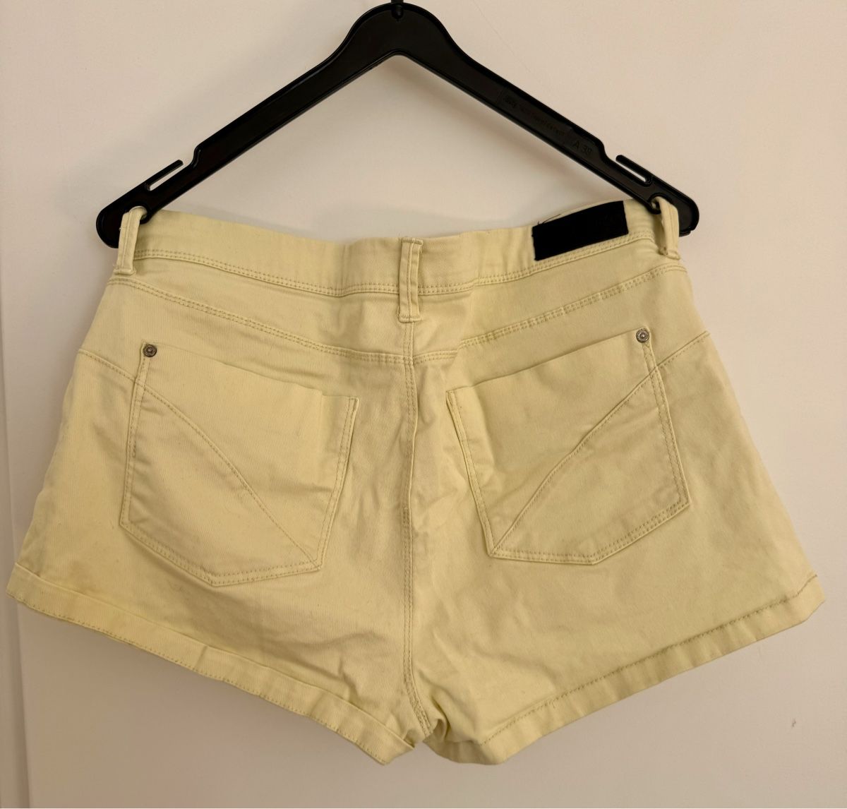 Bershka Pantaloni: BERSHKA yellow shorts – Usato da Zürich venduto da pulapula 1