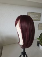 Neue, elegante, dunkelrote Kunsthaarperücke mit Pony.