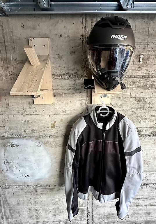 Sonstige Dekorationen & Accessoires: Support mural pour équipement moto – Gebraucht aus Rossens FR von Hondaxx64