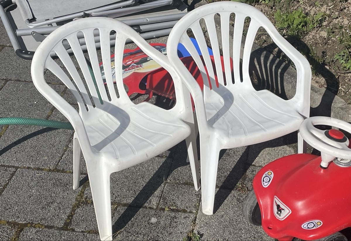 Sedie: 2 Kinderstühle aus Plastik – Usato da Thun venduto da Kfroeschli