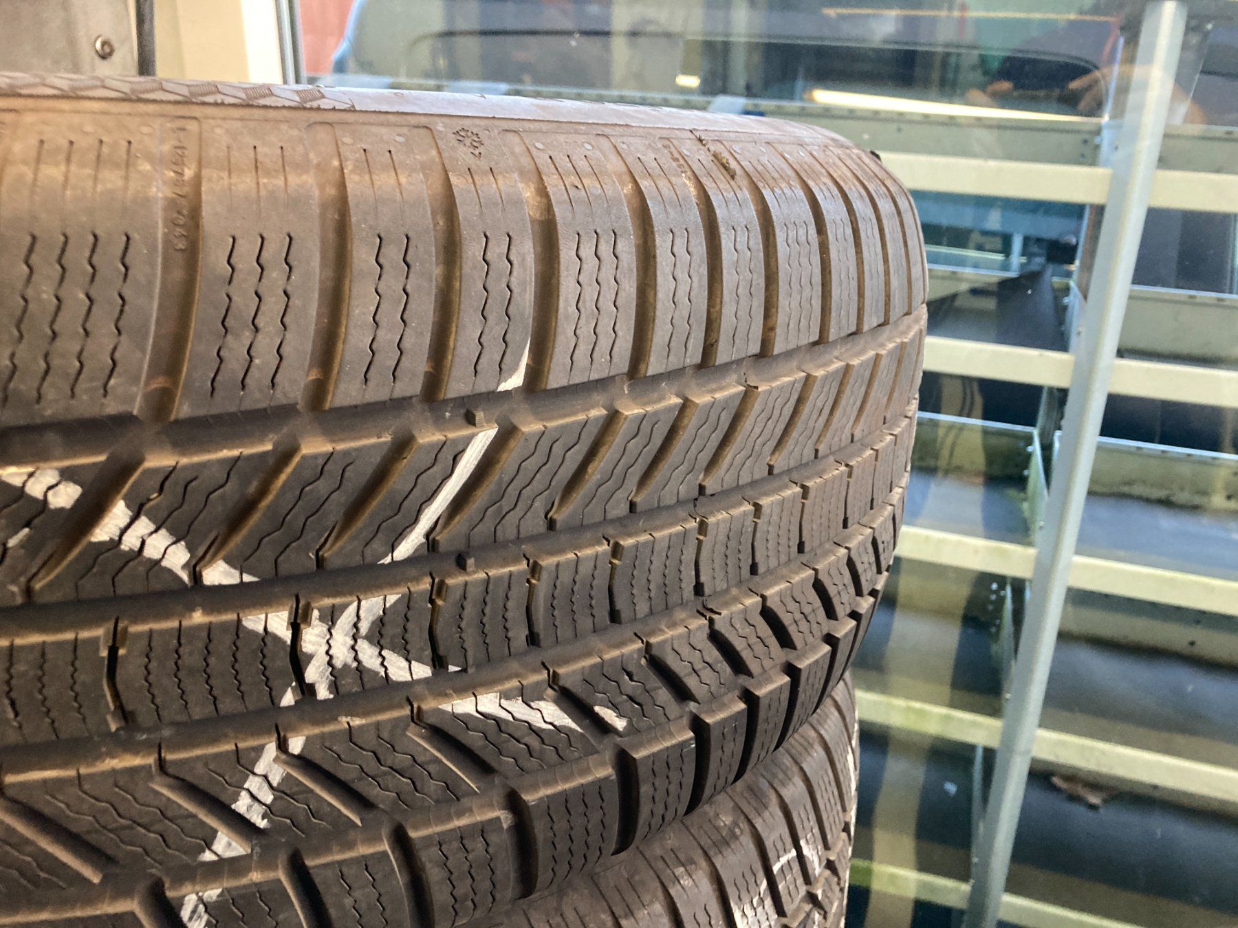 Continental Pneumatici & Ruote complete: Winterpneu 235/60R18 Continental – Usato da Cham venduto da WB2223 1