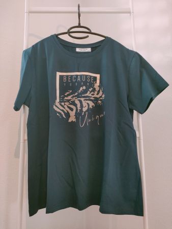 T-Shirt in Dunkelblau mit Schriften Because you are unique