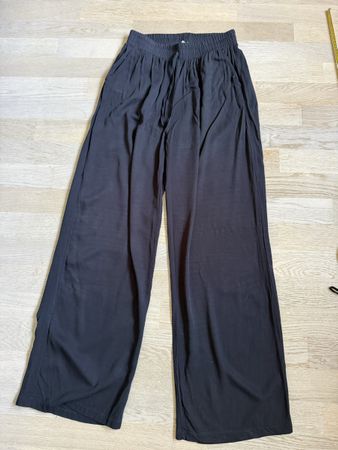 Schwarze, lockere Sommerhose, Gr. M